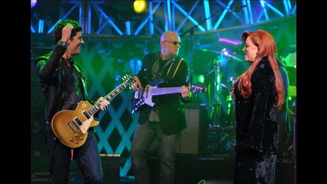 Sean O'Bryan Smith (bass) with Wynonna Judd